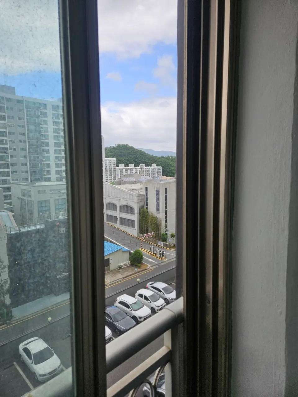 새 방충망으로 교체해 다시 끼운 고층 창문
