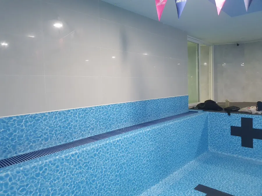키즈 수영장 수조 벽면과 가장자리 배수로