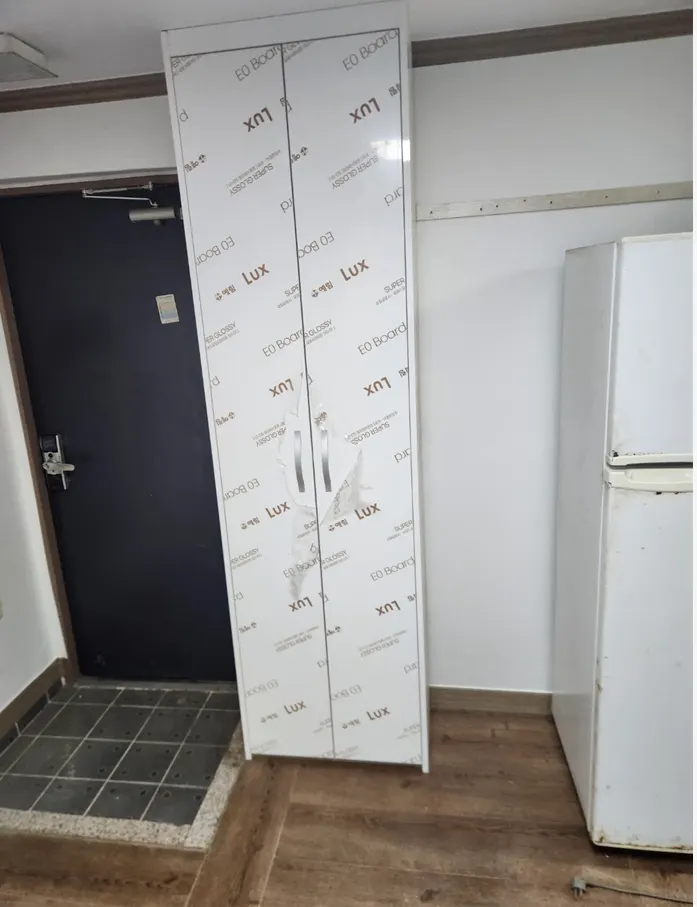 현관 옆에 새로 제작한 신발장