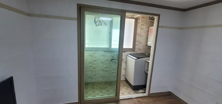 투톤 벽지를 흰색 원톤으로 도배한 부산 정관 아파트 거실