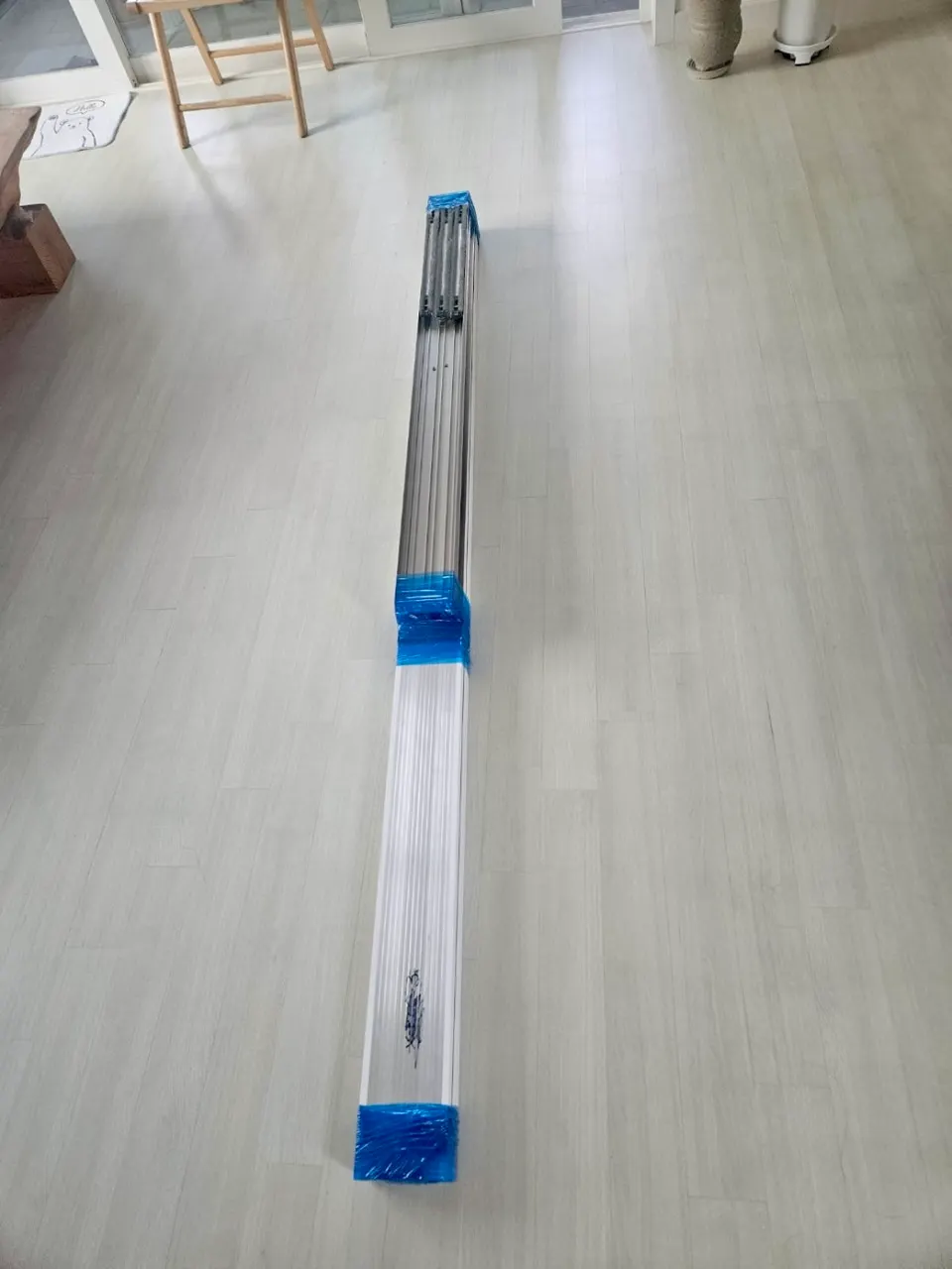 설치를 위해 현관 앞 바닥에 놓아둔 중문 자재