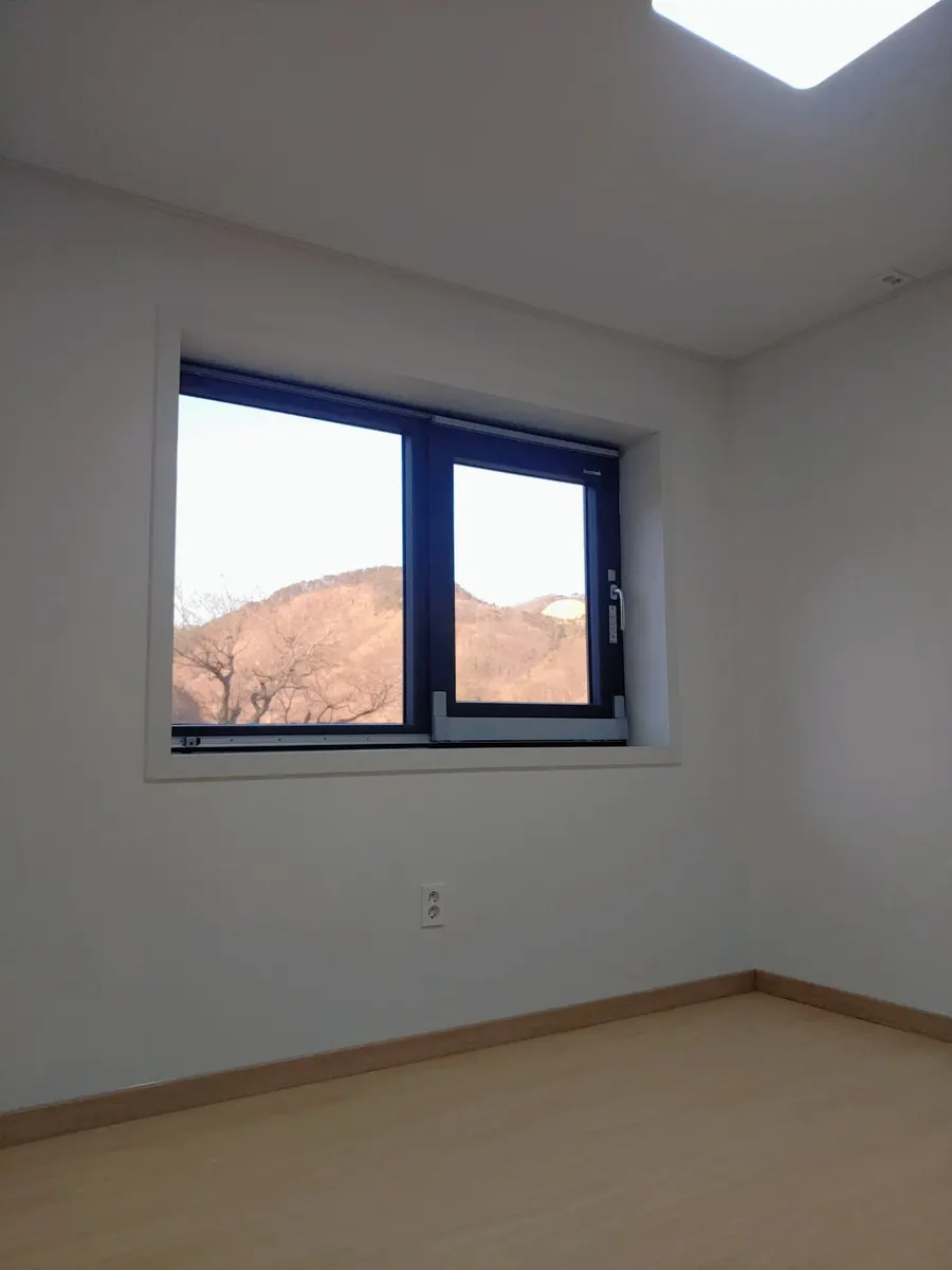 강화마루와 같은 색 걸레받이로 마감한 전원주택 방