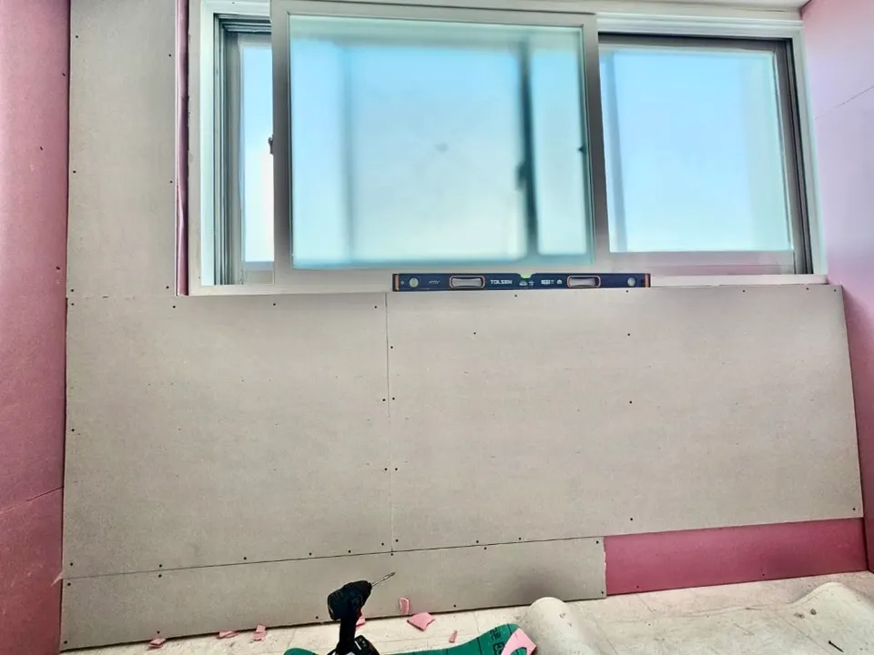 단열재 위에 석고보드를 덮은 창가 벽면