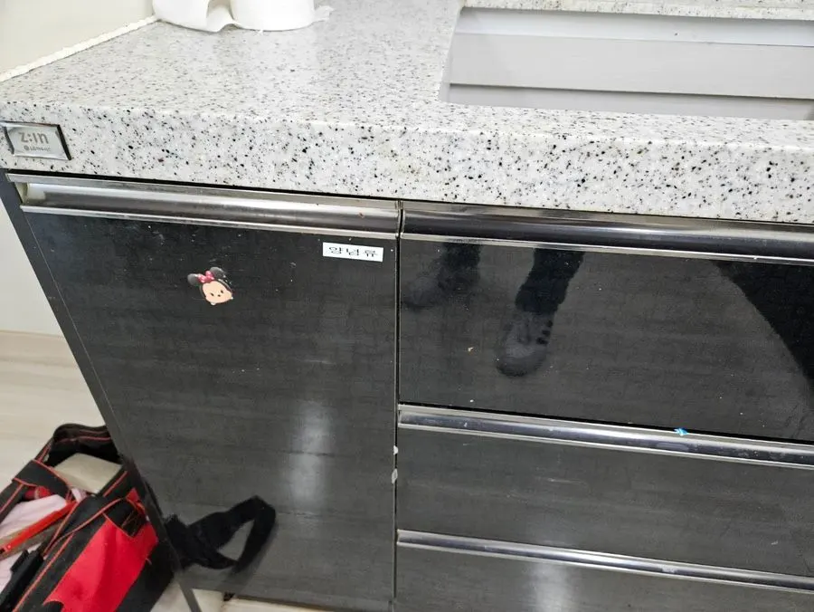 긁힘과 오염이 남은 기존 싱크대 문짝
