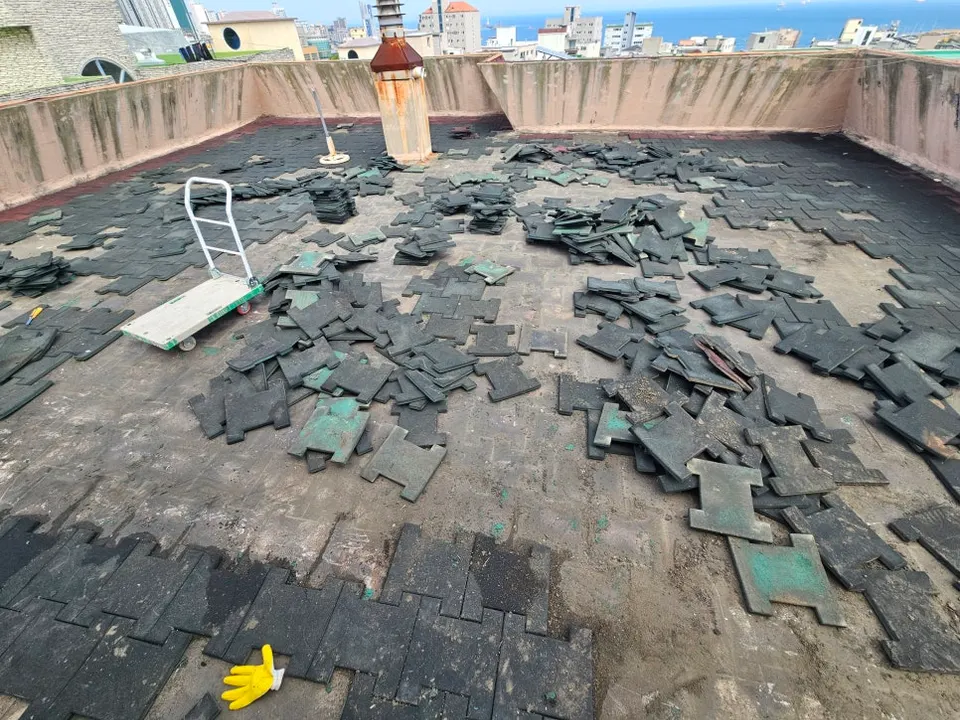 옥상 탄성고무블록을 걷어내 기존 바닥이 드러난 모습