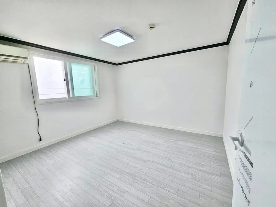 창틀 필름과 도배, 장판을 마친 방어동 화이트하우스 방