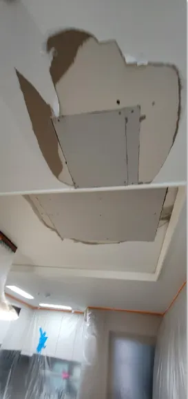 철거한 천장 부위에 새 석고보드를 대는 작업