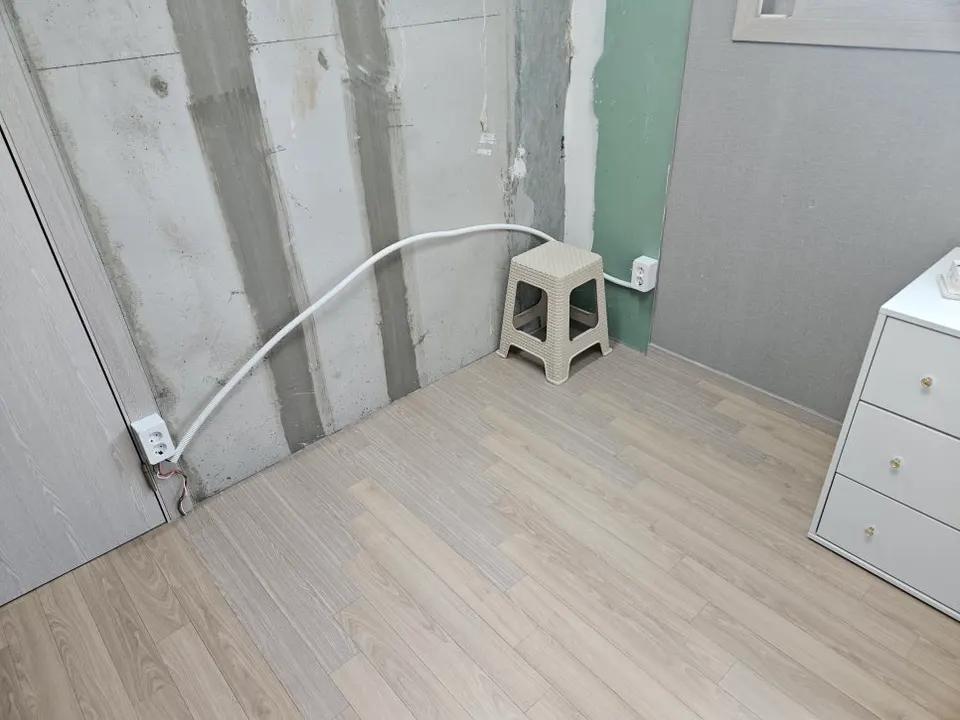붙박이장 철거 자리까지 마루를 이어 깔고 콘센트를 추가한 울산 북구 금강펜테리움 방