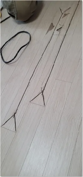 교체할 마루 두 장에 절단선을 표시한 모습