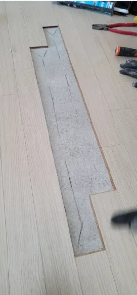 기존 마루 두 장을 걷어내고 바닥면을 정리한 모습