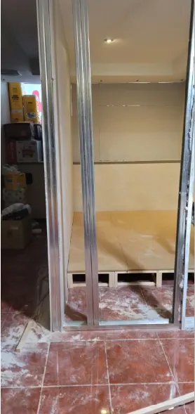 목재 단 위에 합판을 깔아 바닥을 만든 방 내부
