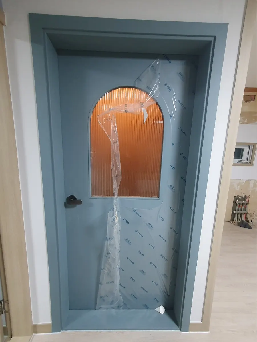 아치형 창이 있는 블루 계열 화장실문