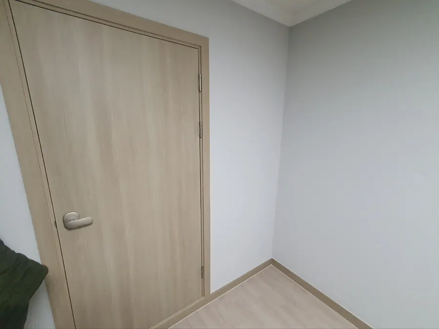 몰딩 색에 맞춘 새 방문을 설치한 울산 달동 전원주택 방