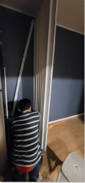 벽면에 홀딩도어 프레임을 고정하는 작업