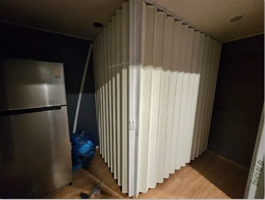 울산 달동 상가 냉장고 옆 공간을 나눈 흰색 자바라 홀딩도어