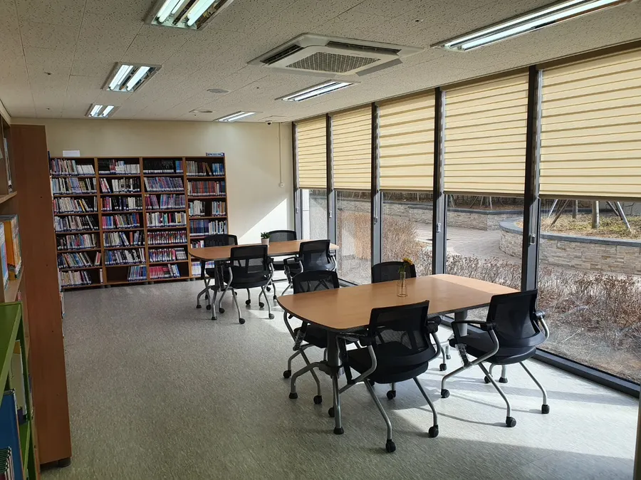 울산 덕하 아파트 단지 도서관 통창에 설치한 베이지 콤비블라인드와 열람 테이블