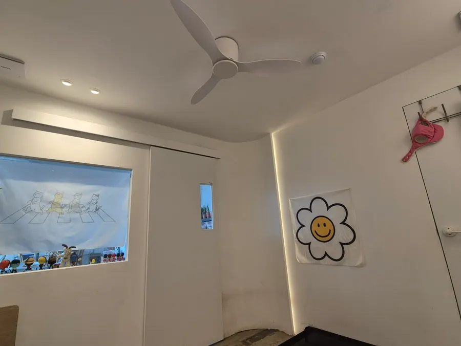 울산 동구 카페 천장에 흰색 실링팬을 설치한 모습
