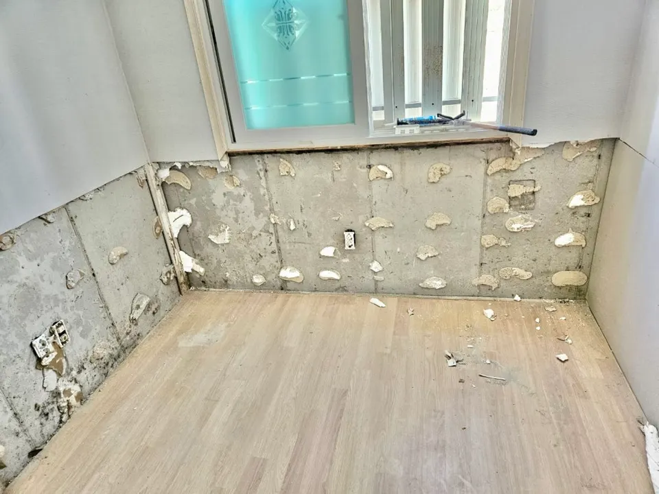 창 아래 벽 하단 석고보드를 걷어낸 상태