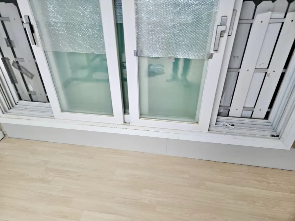 울산 동구 센텀하우스 창 하단을 새 석고보드와 화이트 몰딩으로 마감한 모습