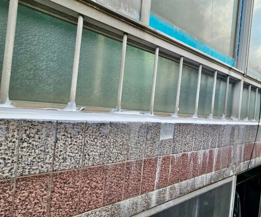 울산 동구 한빛빌라 외벽 창호 하단에 새 코킹을 마친 모습
