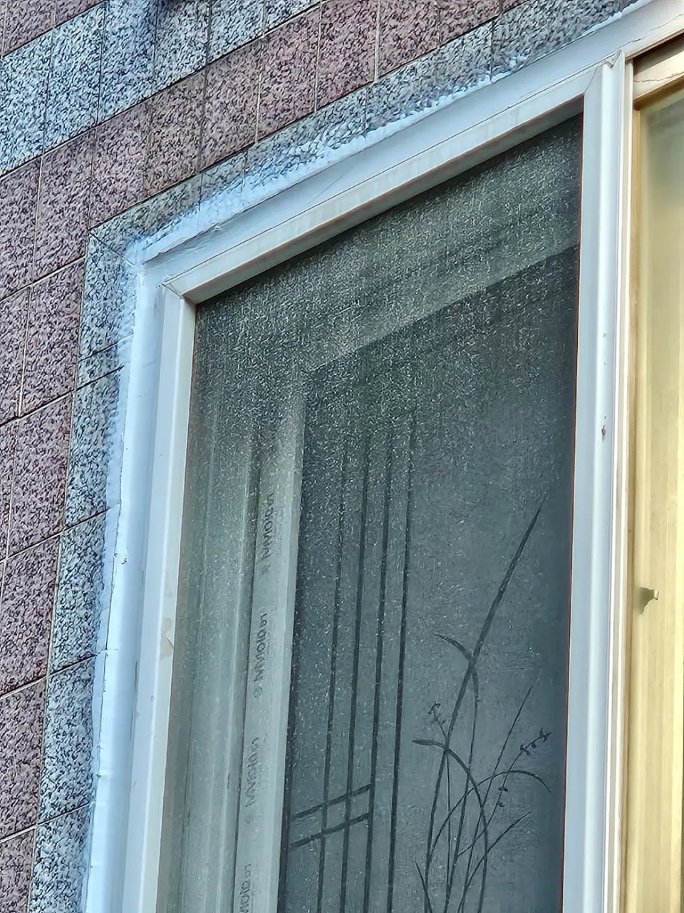 방 창문 둘레를 새 코킹으로 마감한 모습