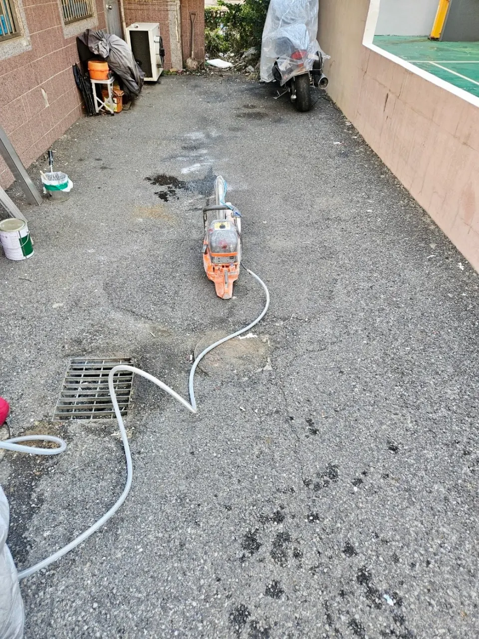 집수구 쪽으로 이어지는 트렌치 절단 구간