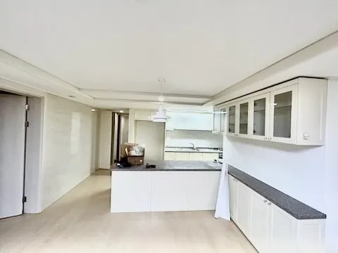 다운라이트와 펜던트 조명이 달린 아일랜드 주방