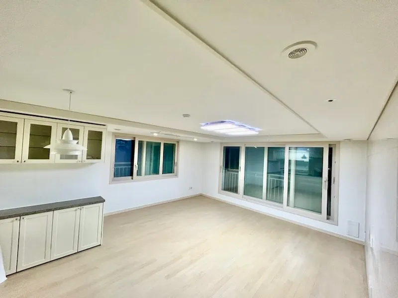 울산 동구 힐스테이트 아파트 거실에 다운라이트를 달고 화이트 실크벽지로 도배한 모습