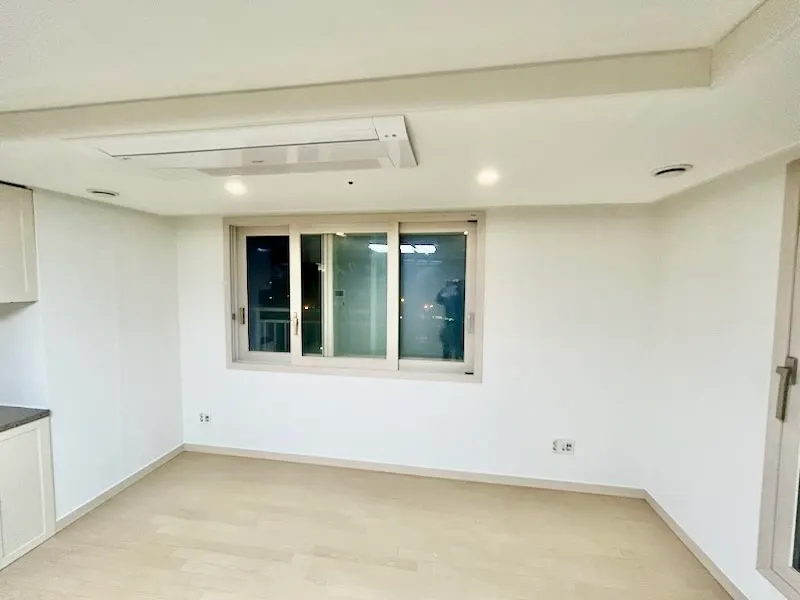 천장형 에어컨 옆으로 다운라이트를 넣은 창가 공간