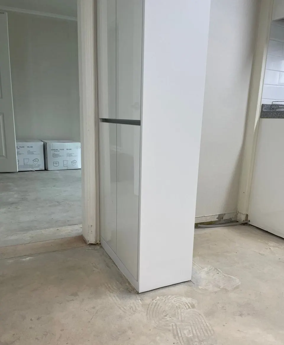 필름 시공을 마친 주방 옆 흰색 붙박이장