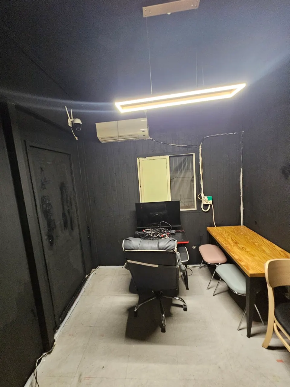사각 LED 조명으로 밝힌 PC방 안쪽 룸