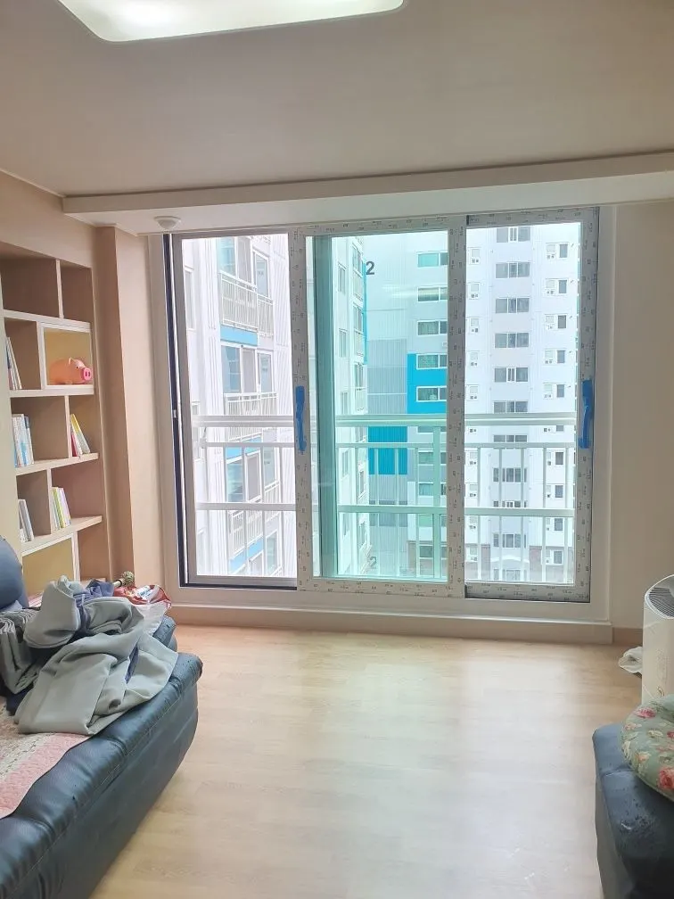 울산 언양 알프스타운 아파트 거실 발코니 창을 흰색 샷시로 교체한 모습