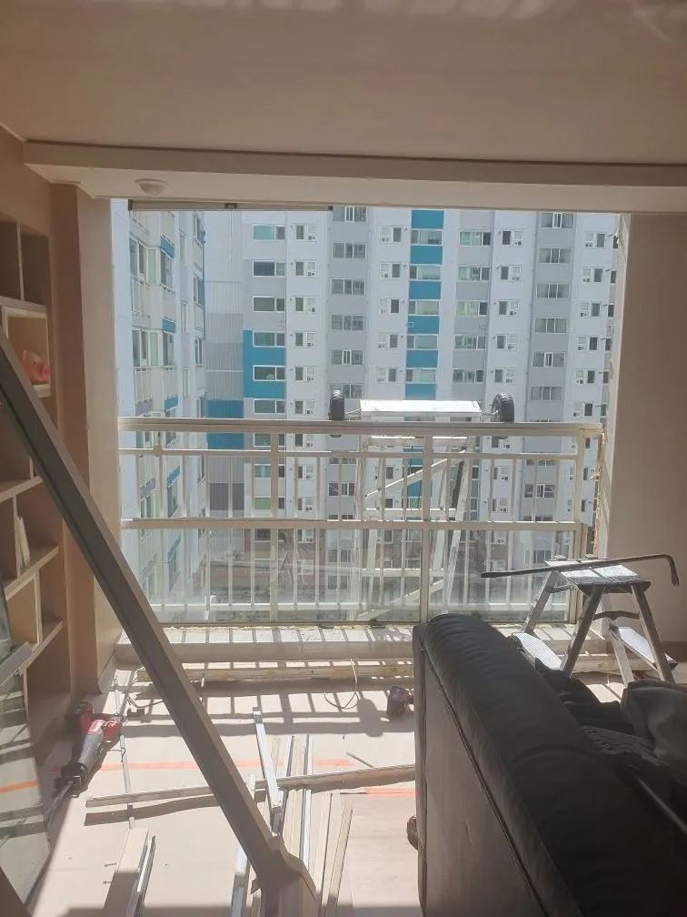 기존 샷시를 떼어내고 새 샷시 설치를 준비하는 발코니