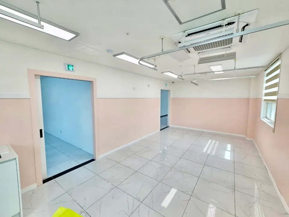 몰딩 아래로 핑크 방염필름을 붙인 의원 관리실 내부