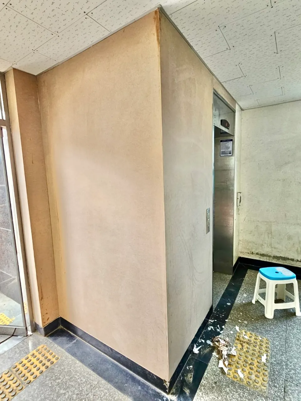 필름 시공 전 표면이 고르지 않던 엘리베이터 외부 벽체
