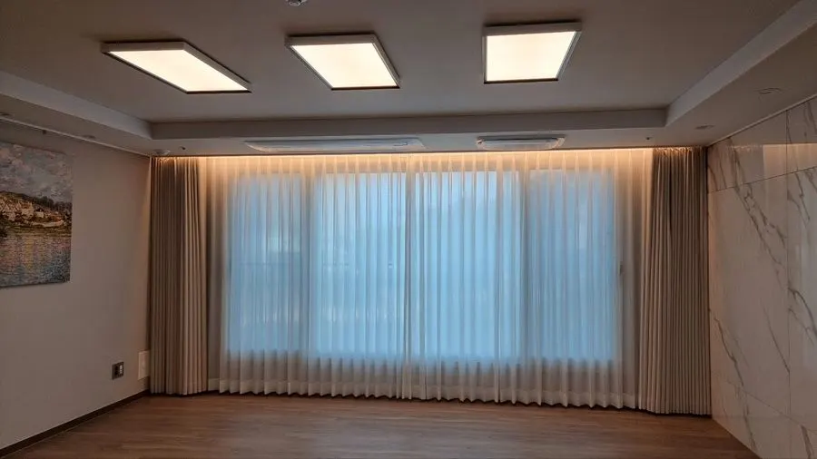 울산 강동 힐스테이트 아파트 거실 창에 암막커튼과 쉬폰 속커튼을 설치한 모습