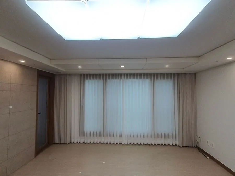 거실 창에 설치한 UV 차단 쉬폰 속커튼
