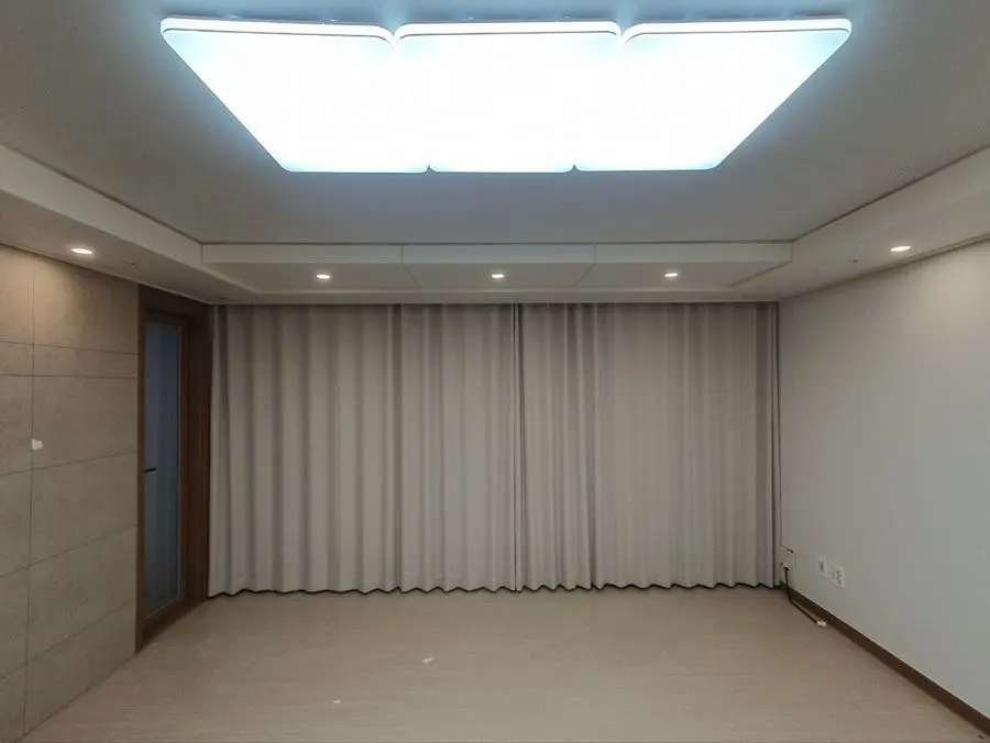 울산 강동 푸르지오 아파트 거실 창에 형상기억 겉커튼을 친 모습