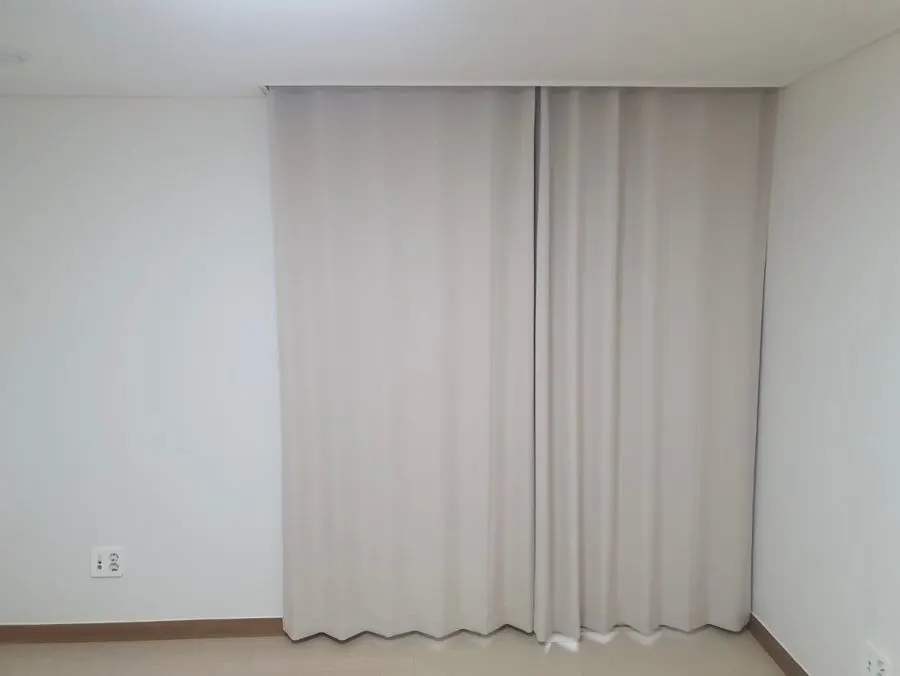 수납공간을 가리도록 설치한 아이보리 커튼
