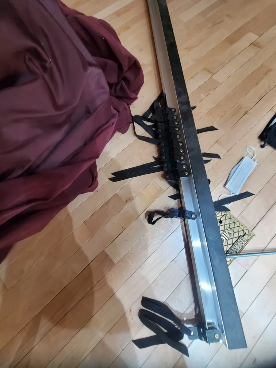 무대커튼 레일과 커튼을 잇는 고정끈 정리 작업