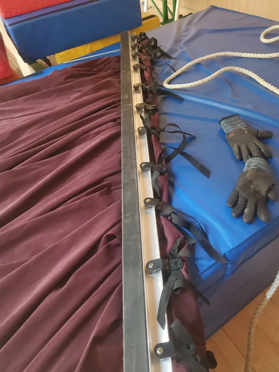 레일에 커튼을 다시 연결하는 모습