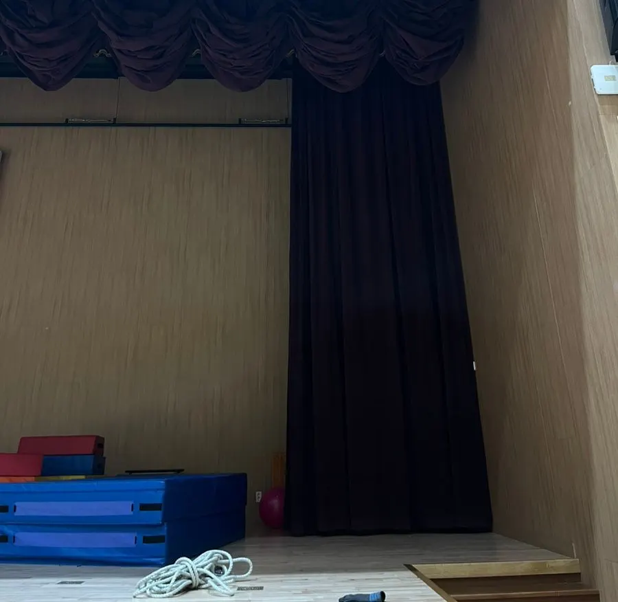 재설치를 마친 울산 고헌초등학교 강당 무대커튼