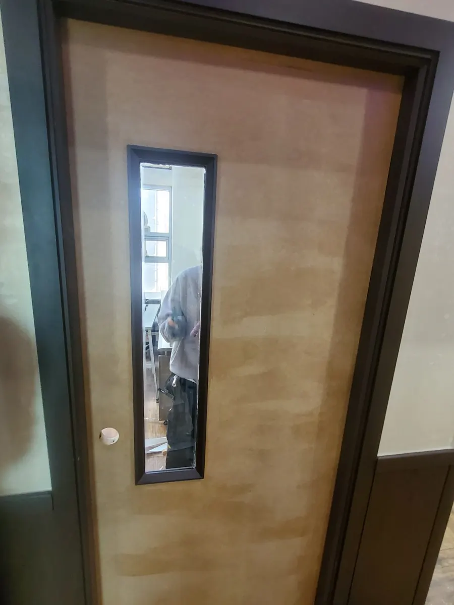 월넛 색 필름을 새로 입힌 학원 교실 문