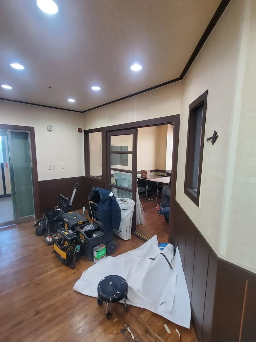 필름과 전기 작업이 진행 중인 수학학원 복도