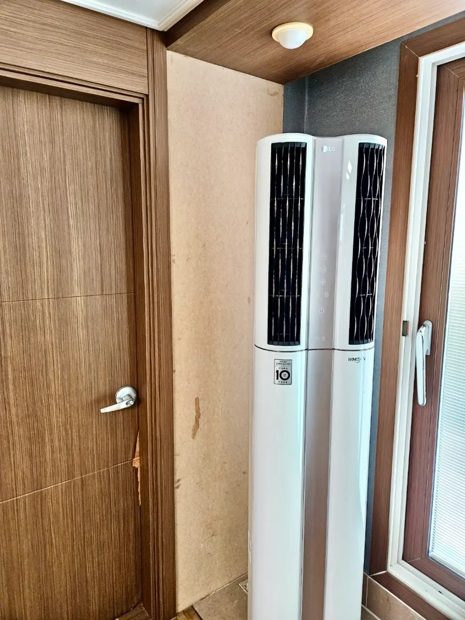 MDF 합판을 새로 붙여 정리한 방문 옆 벽 전체