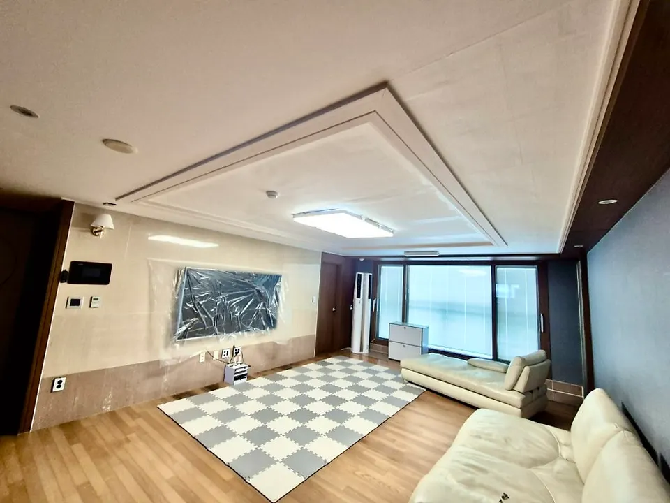 천장 도배를 새로 마친 울산 화봉동 휴먼시아 아파트 거실