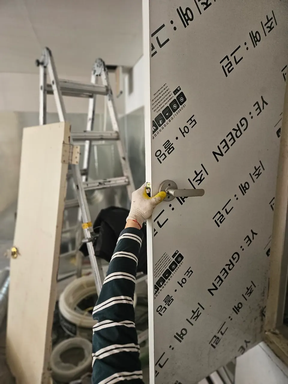 새 ABS도어에 손잡이를 다는 작업