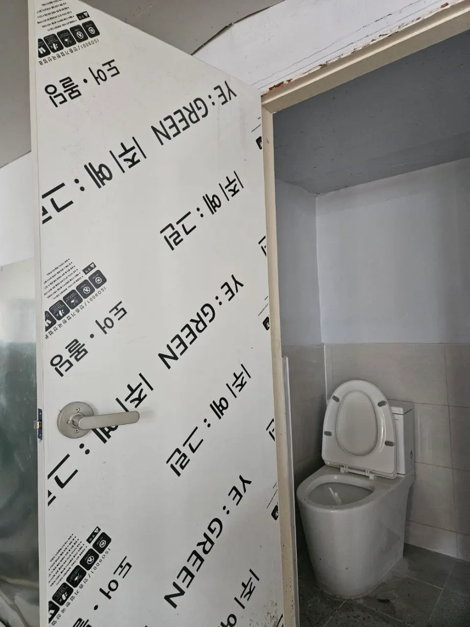 설치를 마친 ABS도어를 열어 본 화장실 내부