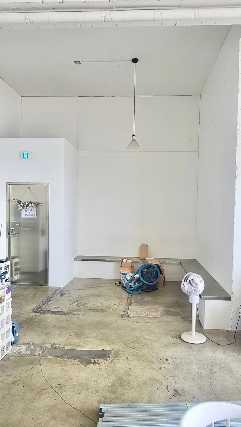 펫룸을 만들기 전 카페 안쪽의 빈 공간