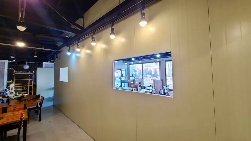울산 주전 로스팅 매장에 샌드위치 패널 가벽과 내부 창으로 분리한 로스팅실